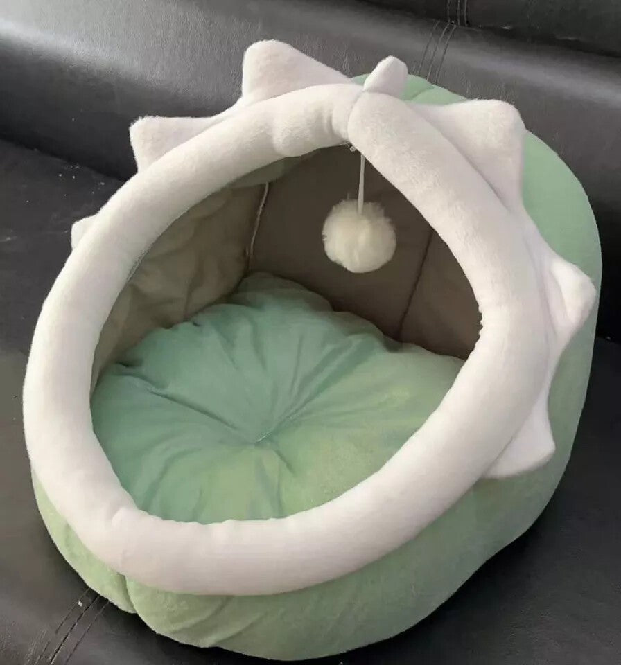 Cozy Green Cat Igloo Bed - Perfect Winter Retreat for Cats, Kittens, and Small Dogs